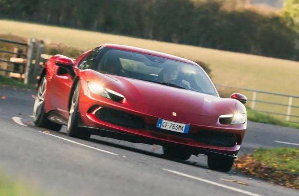 Имаше неколцина фенове, които се тревожеха, че с края на старото F8 Tributo приключва и ерата на чистия бензинов двигател на прочутата марка. И че plug-in hybrid версията ще бъде бездушна сянка на своя предшественик. Е, не е!

По-малкият и по-евтин 296 GTB модел (290 000 евро) сензационно се настанява по върховете на класациите. В сърцето му е монтиран новият двоен турбо 3,0-литров V6 двигател, който заедно със 164 чисти коня от електрическия мотор вдига мощността на 819 к.с.! Прилично като за средна ръка Ferrari. 

Както може да очаквате, представянето на пътя е дивашко добро! За капак може да минете почти 25 километра само на ток. Е, воланът е по традиция може да е стряскащо бърз, особено ако не сте се качвали преди във Ferrari. Но колата е стабилна и балансирана на пътя. Има най-различни системи за подпомагане на шофьора.
